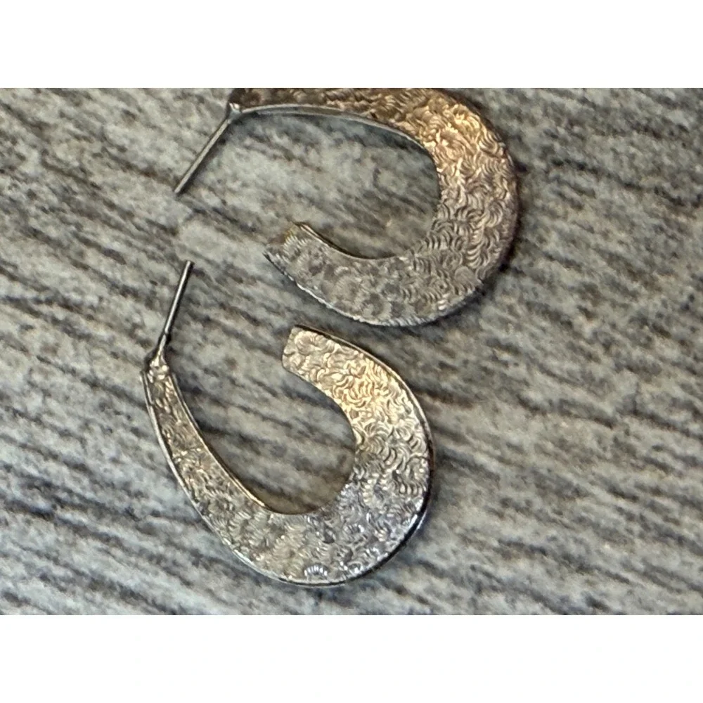 Textured Hoop Earrings Silver Swirl Pattern Crescent Horseshoe Cowgirl Rodeo‎